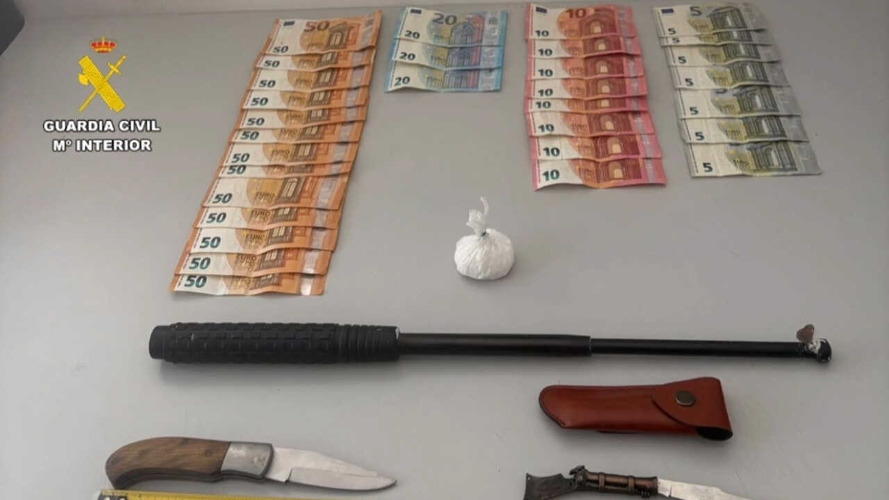 凭两把折刀、可卡因和伸缩警棍：阿尔瓦拉特德辛卡一男子被捕