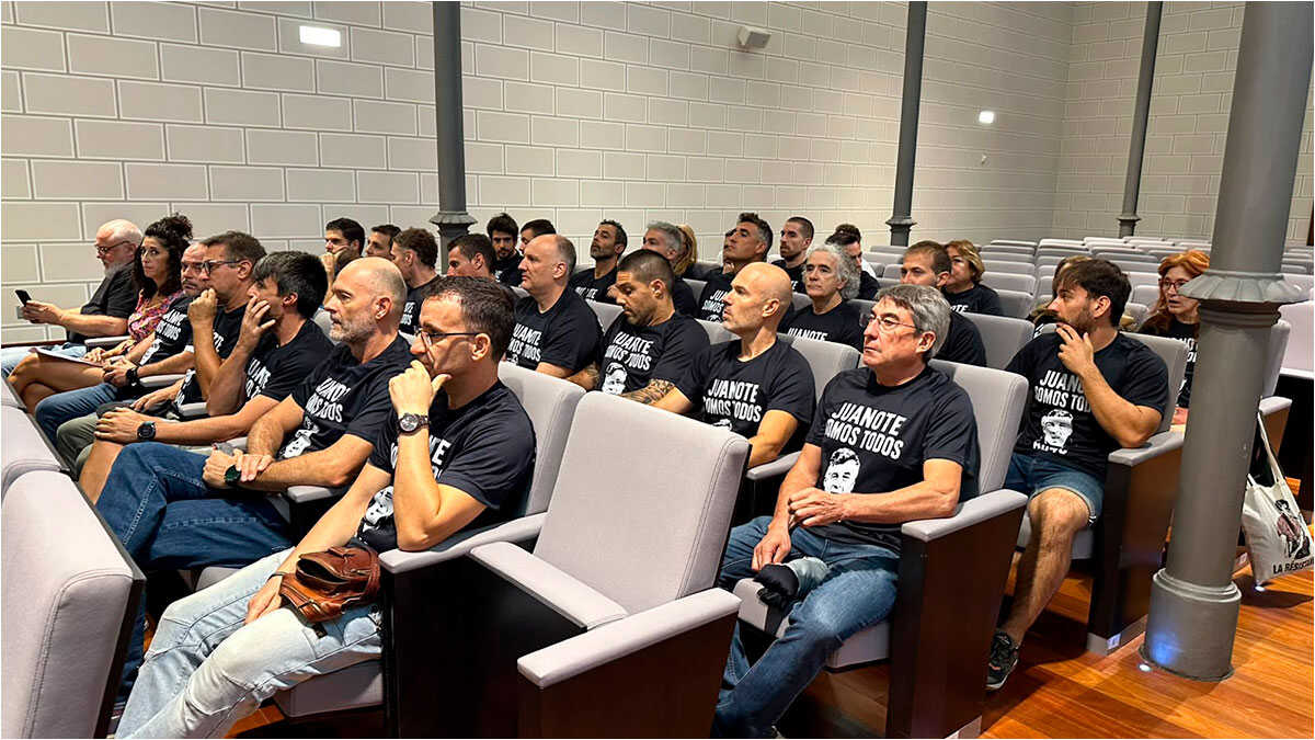 “Juanote，我们都是Juanote”：Calatorao遇难消防员的亲友身穿声援T恤现身全会