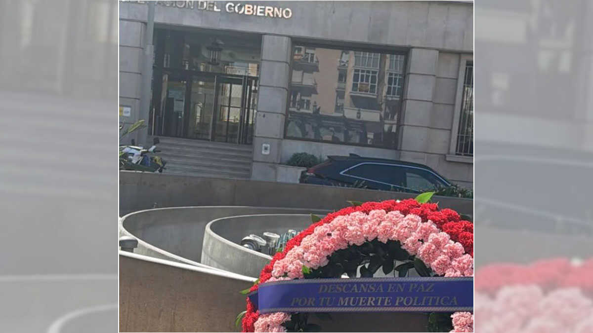 一只葬礼花圈让佩雷斯·特里亚诺压力陡增：“愿你因政治死亡安息”