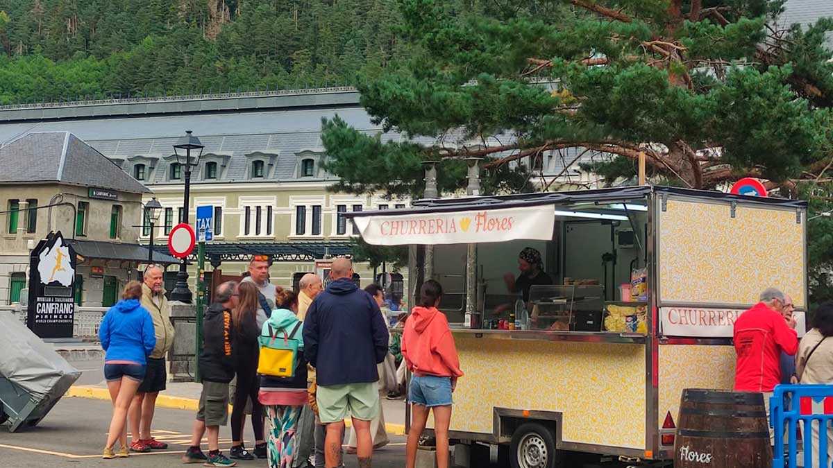 “生意好的时候一天能用掉100公斤面团”：坎弗兰克甜甜圈店全年走红的秘诀
