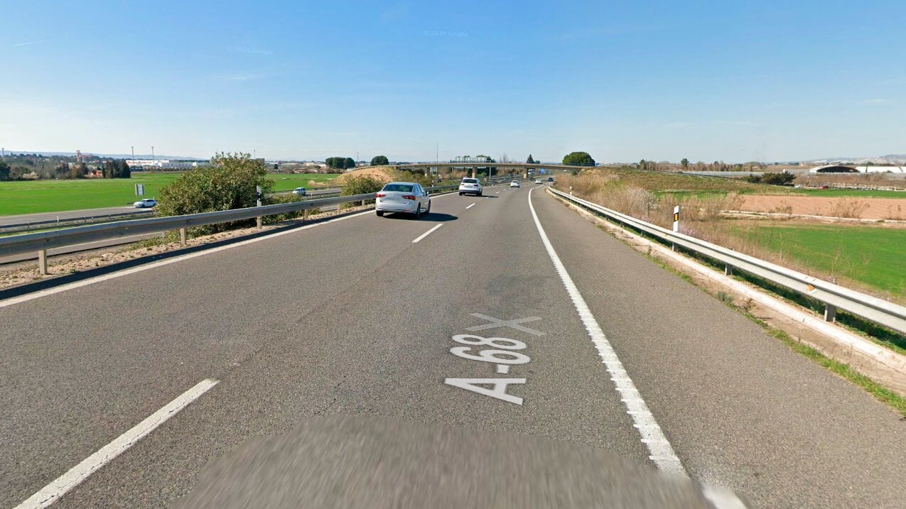 萨拉戈萨A-68高速公路一辆厢式货车翻车，三人受伤