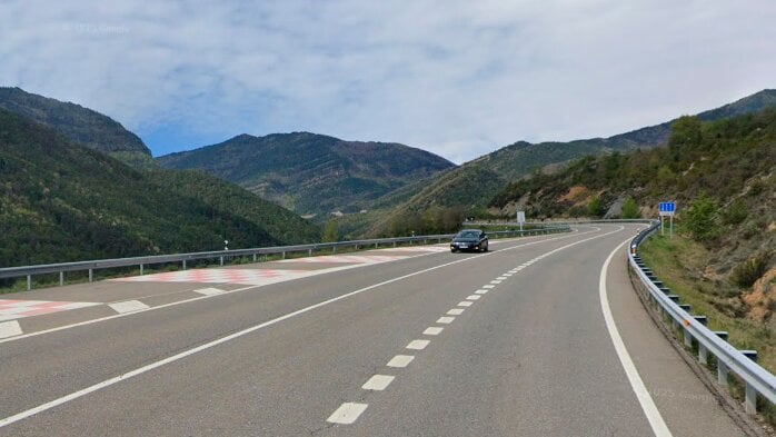 64岁摩托车手在菲斯卡尔N-260公路与轿车相撞后死亡