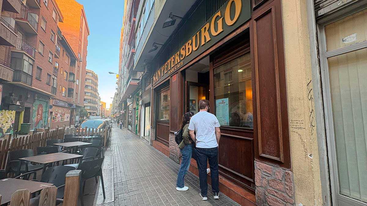 萨拉戈萨传奇酒吧老板执掌41年后将告别：有人哭着进来