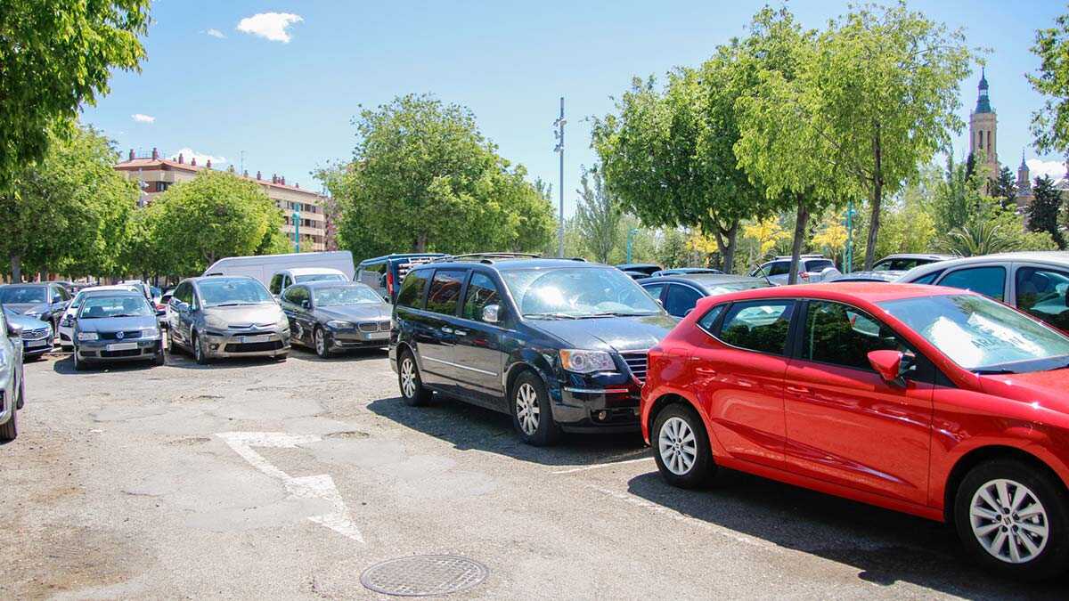 “我在帮人占车位”：法律如何看待行人试图占用停车位
