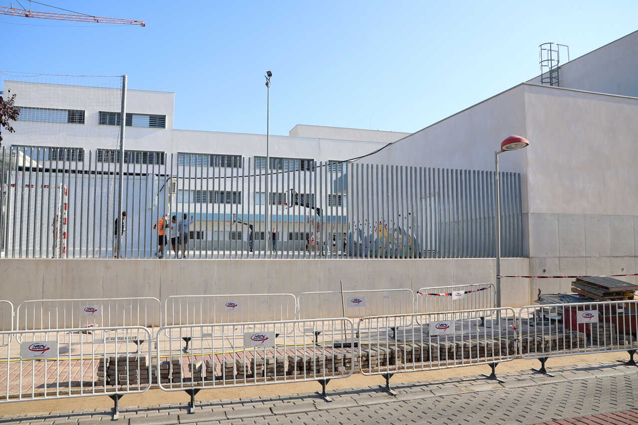 瓦尔德斯帕特拉三号学校家长投诉预制教室“灰尘、泥土和污垢”