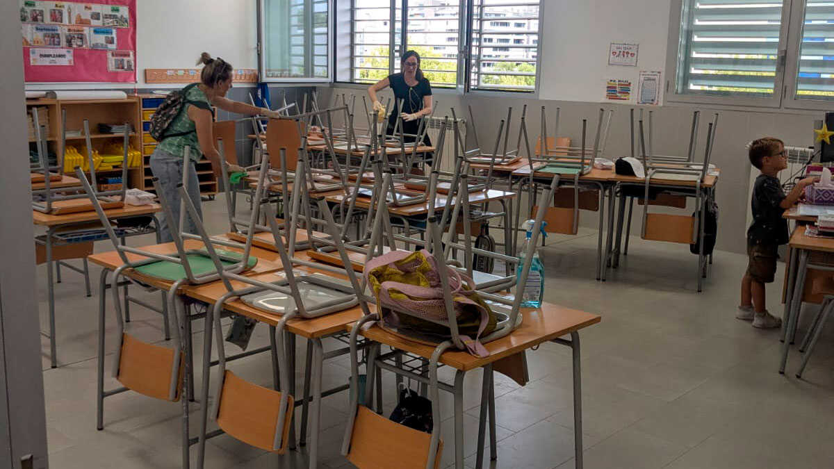 萨拉戈萨CPI Parque Venecia学校家长和学生拿起扫帚清洁自己的学校：“不可接受”