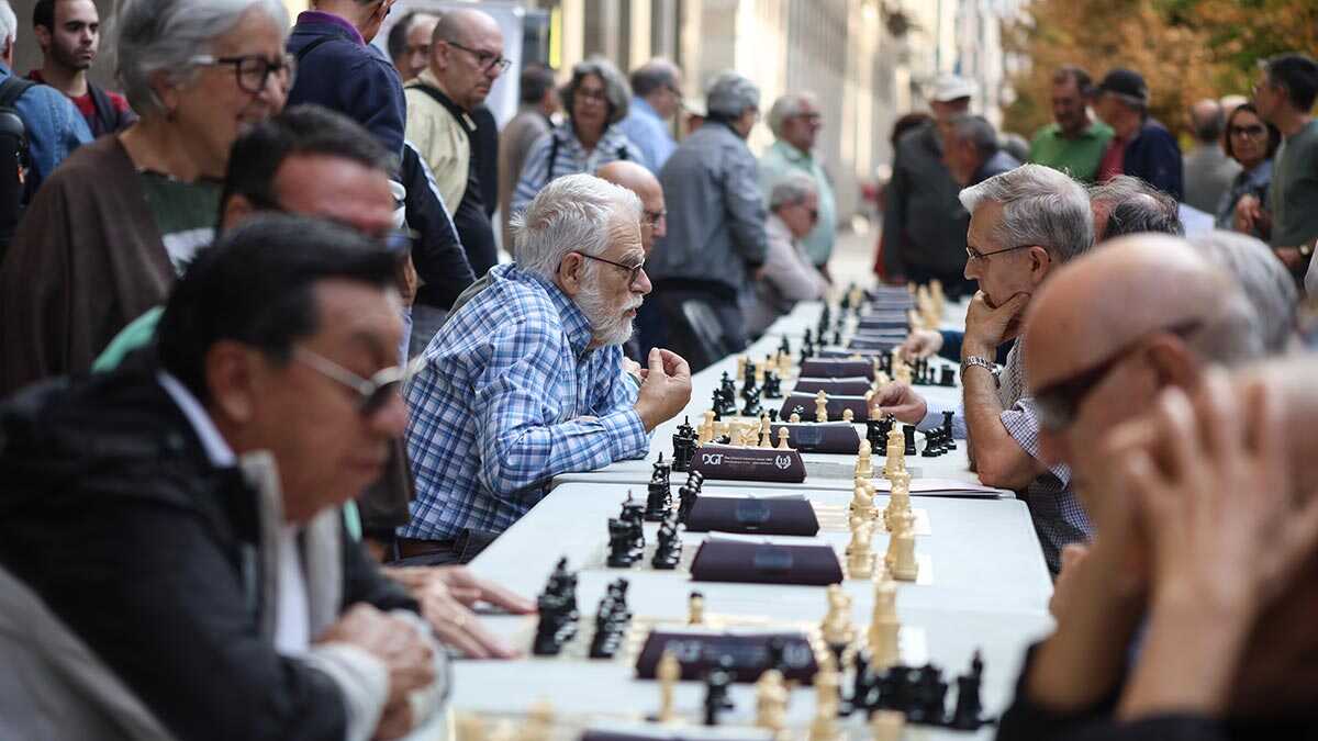 萨拉戈萨为老年人出招：独立大道变身巨型棋盘