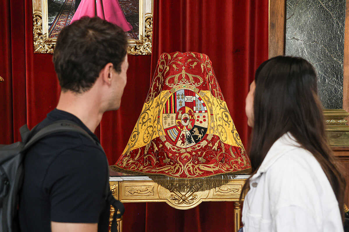 从19世纪末到今天：展览呈现35件饰有西班牙国旗的皮拉尔圣母披肩