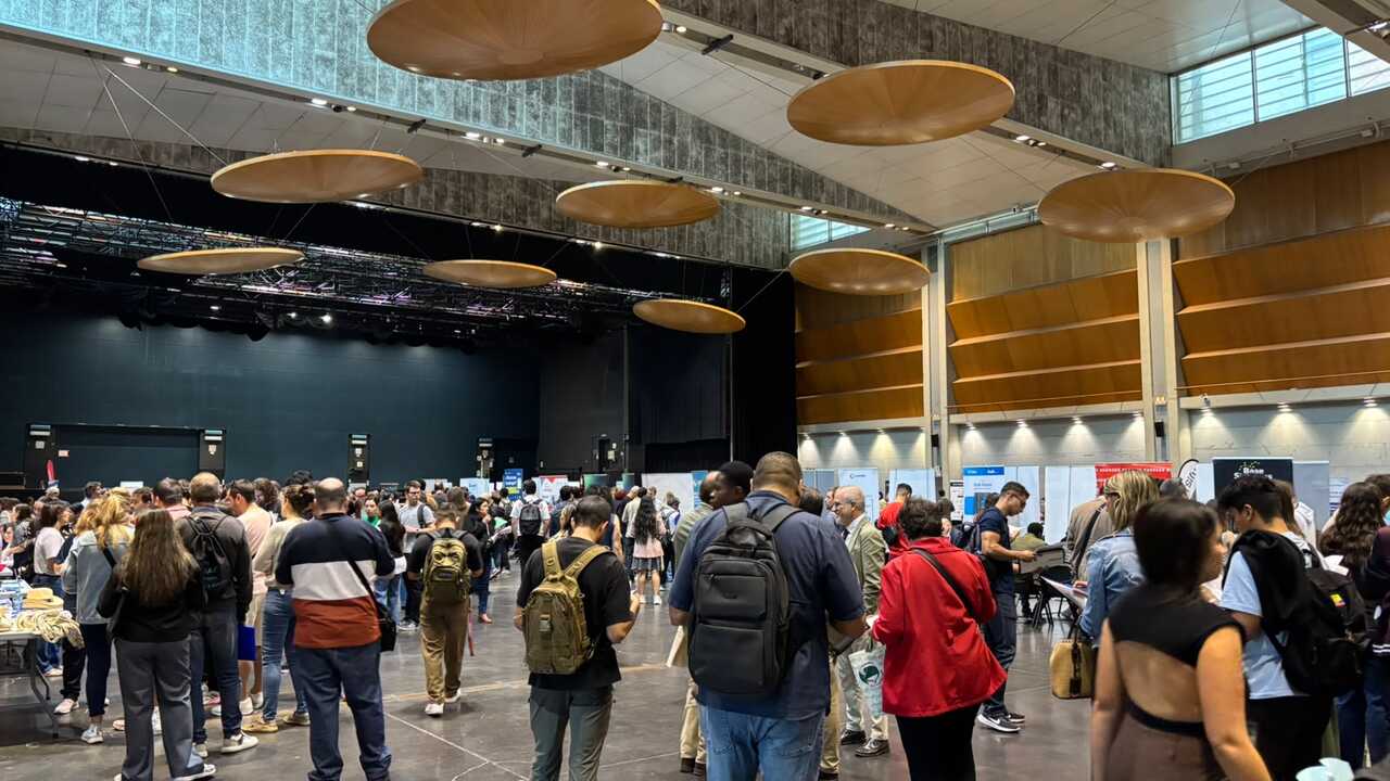 近700个就业机会汇聚一堂：萨拉戈萨就业展再度人潮涌动