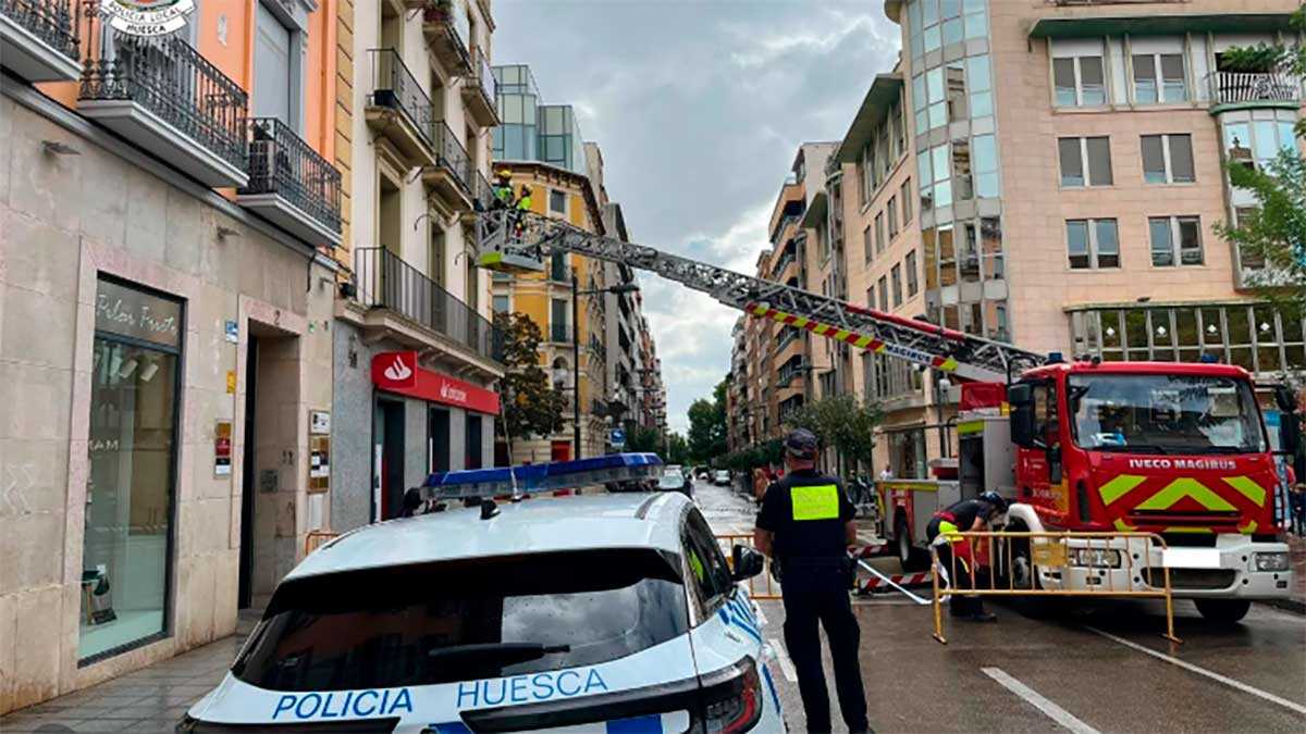 韦斯卡市中心一名行人被阳台坠落碎石砸中