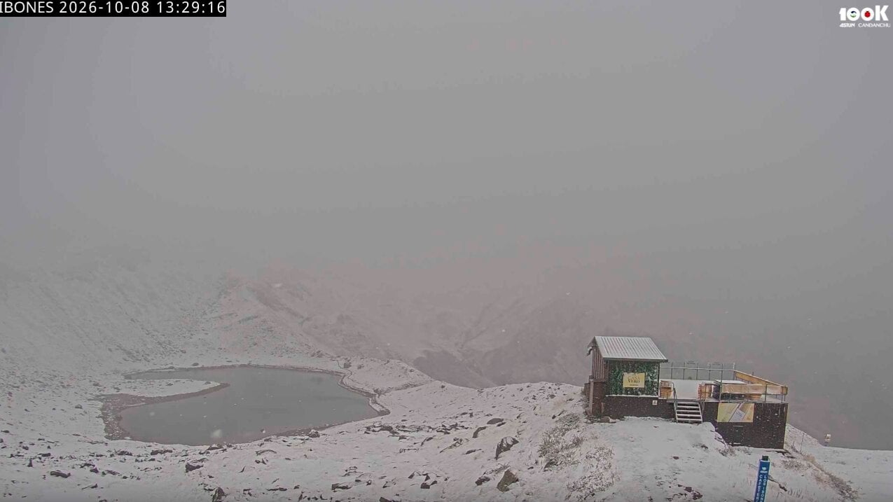十月首场降雪为阿斯通披上银装：阿拉贡比利牛斯山现雪景
