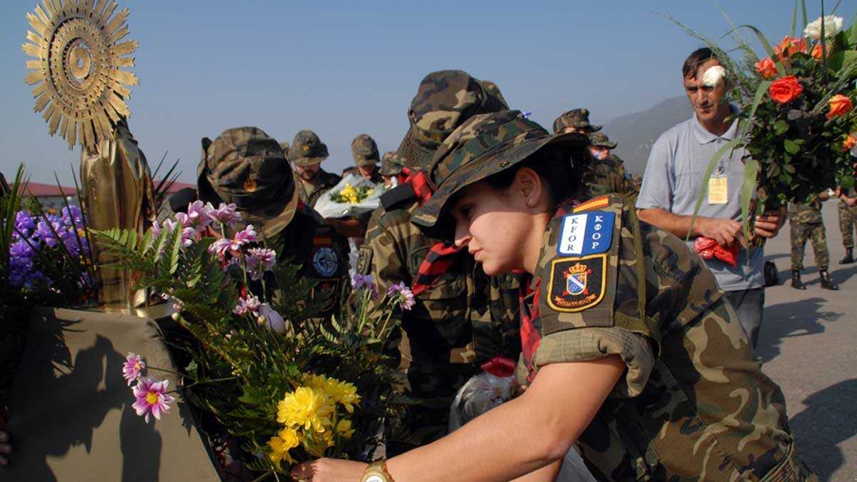 20年前：阿拉贡军人在科索沃献花庆祝西班牙国庆日