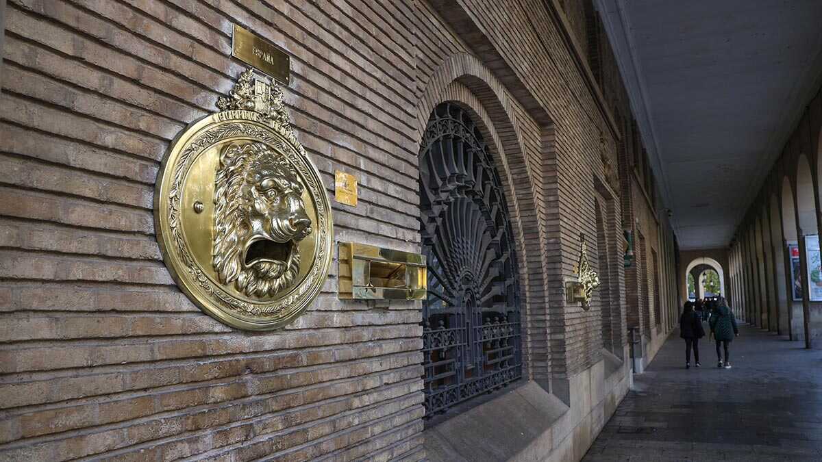 萨拉戈萨独立大道上的西班牙邮政标志性狮头邮箱重新回归